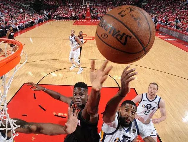  米切尔三分雨浇灭热火骑士客场爆冷门