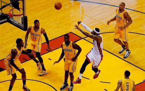  霍勒迪精准传导穿针引线，凯尔特人团队篮球击溃猛龙